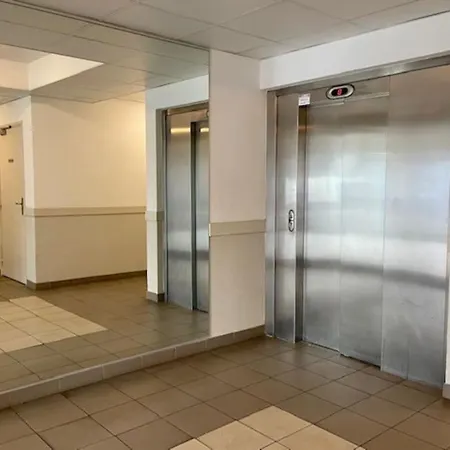 Appartement Duplex 2 Chambres, 2 Salles De Bain, Proche Gare Et Garage Prive *